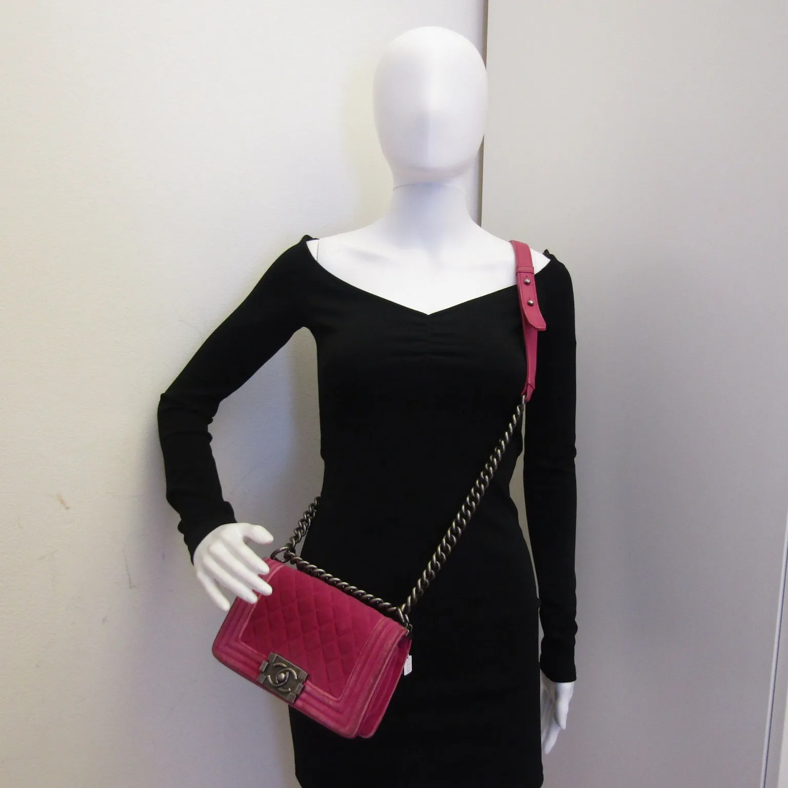CHANEL Boy Shoulder Bag in Pink Velvet