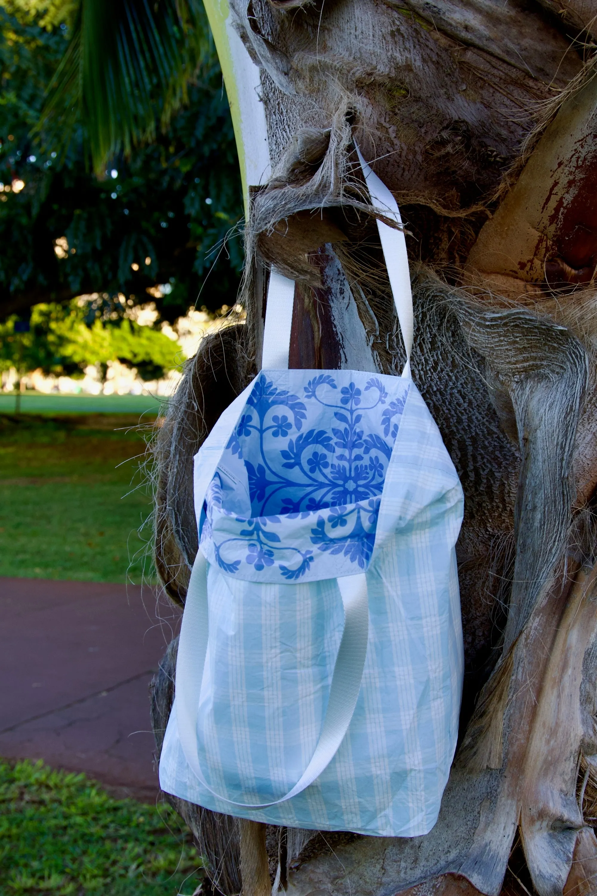 Hawaii Tote Hawaiian Quilt Blue On Blue & Palaka Pale Blue (Reversible)